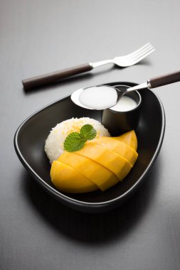 Khao Niao Mamuang veya Mango yapışkan pilavı, geleneksel Tayland tatlısıdır..