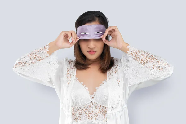 레이스가 잠옷을 아시아 여성이 아침에 일어나 마스크나 마스크를 — 스톡 사진