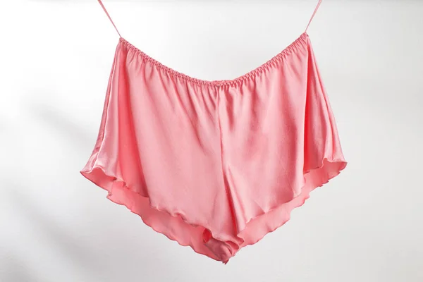 Rózsaszín Szatén Női Pizsama Nadrág Készlet Lóg Egy Fehér Vállfa — Stock Fotó