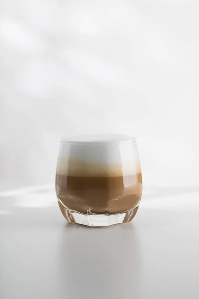 Cappuccino Gelado Copo Plástico Uma Mesa Madeira Branca — Fotografia de Stock