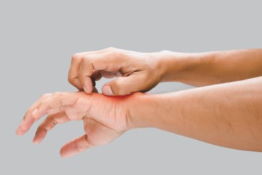 Gri arka planda bir kaşıntı var, Sağlık ve Tıp ile kavram.
