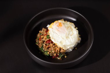 Khao ka prao moo sub Khai Dow ya da pilav üzerine kızarmış domuz eti, fesleğen ve kızarmış yumurta. Tayland 'da yerel halkın yiyeceği.