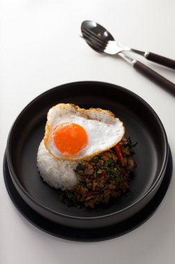 Khao ka prao moo sub Khai Dow ya da pilav üzerine kızarmış domuz eti ve fesleğen ve kızarmış yumurta..