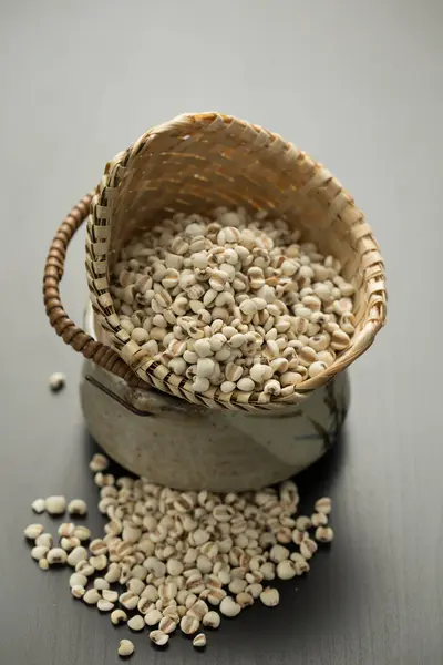 Sepetteki Job 'un gözyaşları ya da Coix Lacryma-jobi bambudan örülmüştür..