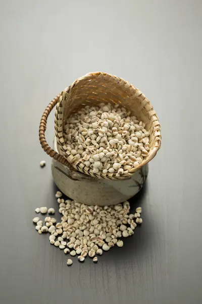 Sepetteki Job 'un gözyaşları ya da Coix Lacryma-jobi bambudan örülmüştür..