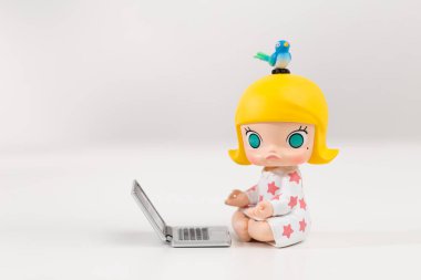 POP MART X MOLLY Molly Modern Günümüz Meditasyon Oyuncağı ile Sıkıcı bir gün
