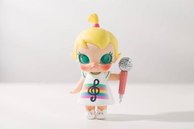 Baby Molly Ben Üç Dizideyken - Şarkımı söyle, renkli oyuncak bir şarkıcı figürü, müzikal sembollerle süslenmiş, kaprisli tasarımında neşe uyandırıyor.