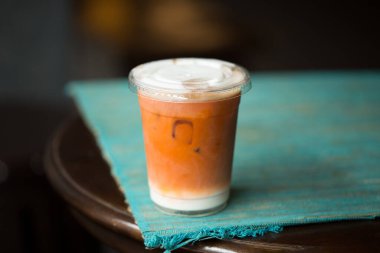 Geleneksel Tayland çayı, üzerinde krem rengi olan zengin bir kehribar rengi sunar, sağlam bir lezzet profili sunar.