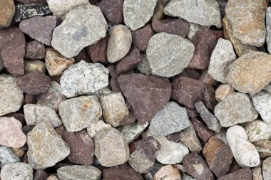 Resim, doğada bulunan jeolojik çeşitliliği gösteren farklı renk ve dokulara sahip kayaların bir çeşitliliğini tasvir ediyor. Bu koleksiyon doğal oluşumların güzelliğini ve karmaşıklığını vurgular..