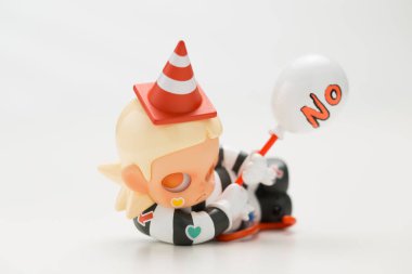 Siyah beyaz mahkum kıyafeti giymiş figür, üzerinde 