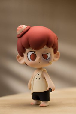 Emor Outsider dizisinden bir figür kızgın bir ifadeyle ayakta duruyor, kafasında bir şişlikle yaralanmış..