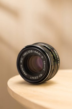 Bangkok\ Tayland - Kasım 2024: Helios 44m 658 mm f2 MC lensi, güzel Bokeh 'i ile ünlüdür ve fotoğraf meraklıları için en sevilen klasik parça olmaya devam etmektedir..