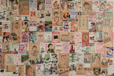 Bangkok\ Tayland - 30 Ocak 2025: Eski Hong Kong reklam panolarını andıran bu klasik Çin posteri, eski bir Kodak film afişinin yanında nostaljik bir duvar kağıdı etkisi yaratan bir Fanta reklamı sergiliyor..