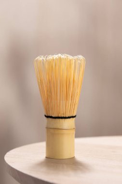 El yapımı Chasen bambu çırpısı, otantik Japon çay seremonilerinde yumuşak köpüklü kibrit yapmak için gereklidir..