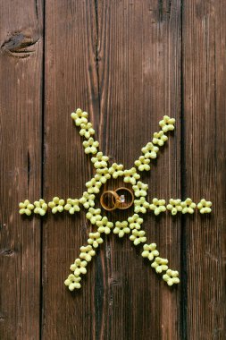 Mısır gevreği. Kahvaltıda. Romantizm. Evlilik yüzükleri.