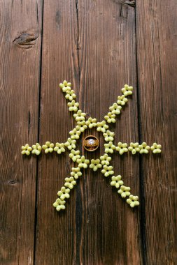 Mısır gevreği. Kahvaltıda. Romantizm. Evlilik yüzükleri.