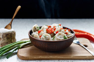 Hamur köftesi. Geleneksel hamur tabağı. Beyaz arkaplan.