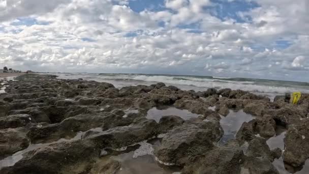 アサイバ マスカット オマーンのロッキー サンドビーチ オマーン マスカットのアル アサイバ ロッキー サンディビーチの美しい景色を発見 — ストック動画