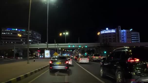 Автомобіль Автостраді Маскат Видом Місто Перетинає Сигнал — стокове відео