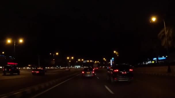 Kjøring Bil Muskat Motorvei Med Utsikt Trafikkveien Kryssing Signalet – stockvideo