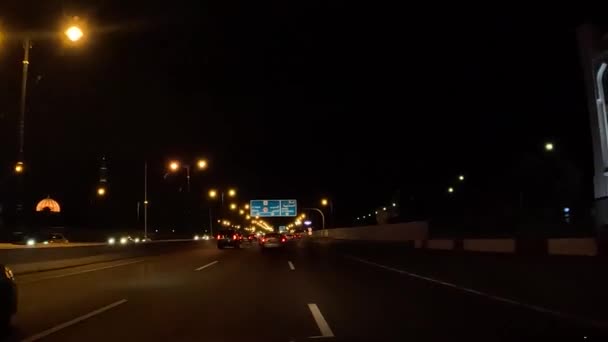 Muscat Otoyolunda Trafik Yolu Manzaralı Bir Araba Sürüyorum Şehir Manzaralı — Stok video