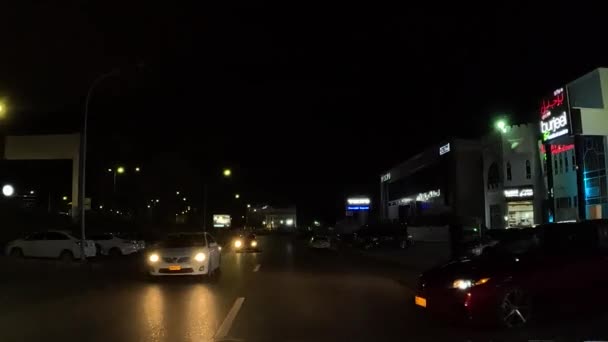 驾驶一辆汽车在马斯喀特公路上 交通情况良好 城市视野与信号交叉 — 图库视频影像
