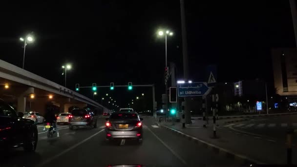 交通信号を渡って道路ビューシティビューでマスカット高速道路で車を運転 — ストック動画