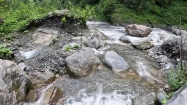 Kükreyen nehrin Kumrat Vadisi 'ndeki yakın çekimi, çağlayan suların pürüzsüz taşların üzerinden aktığı, canlı ve canlandırıcı bir doğal senfoni yarattığı yer..