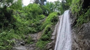 Pakistan 'ın Kumrat Vadisi' ndeki Zümrüt Şelalesi 'nin güzelliği. Kayalık uçurumlardan süzülen sular, yemyeşil yeşilliklerle çevrili..