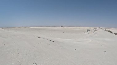 Duqum 'daki Bantoot Plajı' nda açık mavi bir gökyüzünün altında kumlu sahilde yürüyorum.