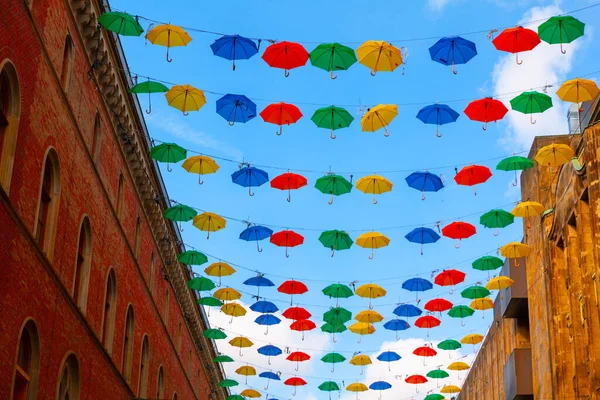 Hängande Paraplyer Över Gatan Färgglada Paraplyer Gatuinredning — Stockfoto