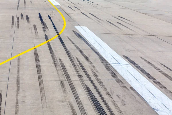 滑走路の航空機の痕跡 航空機が離陸し着陸する地上 — ストック写真