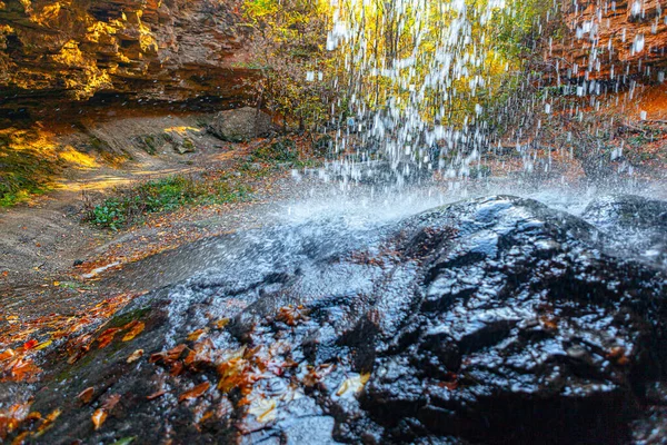 天然瀑布 飞溅的水滴 秋天的瀑布 — 图库照片