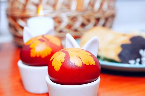 复活节彩蛋和蜡烛复活节食品装饰 — 图库照片