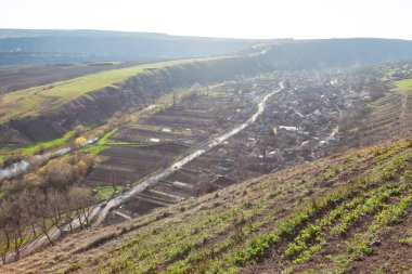 Moldova köyü yukarıdan görünüyor. Hava kırsal arazisi