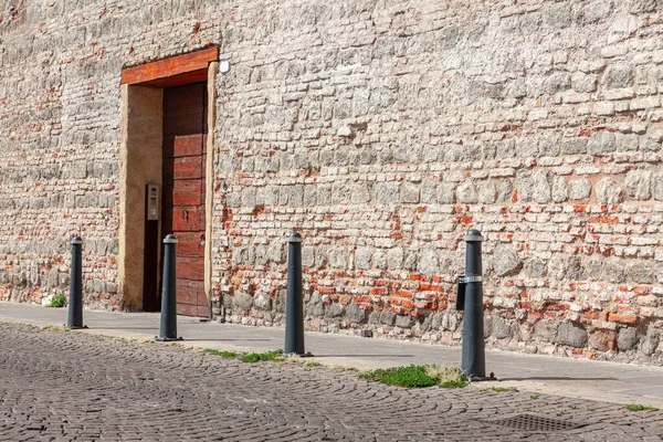 门和砖墙 老城区的人行道 — 图库照片