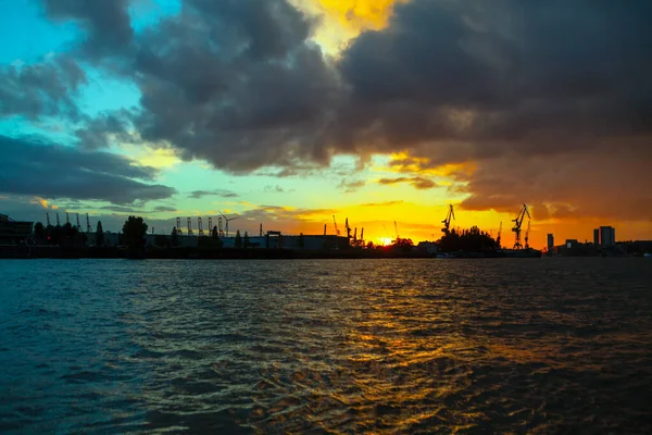Sonnenuntergang Über Dem Seehafen Dämmerung Und Kommerzielle Dock — Stockfoto