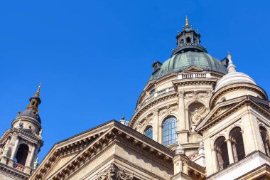 Budapeşte Macaristan 'daki Aziz Stephen Bazilikası. Kilise kubbesi ve çan kubbesi gökyüzüne karşı