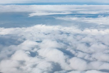 Yumuşak beyaz bulutlar. Beyaz bulutların üzerinde uçuyor