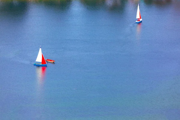 蓝色水面上的帆船 船帆在海上航行 — 图库照片