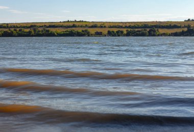 Nehir dalgaları, rüzgarlı hava, dalgalı su yüzeyi