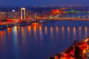 Budapeşte gece aydınlandı. Tuna Nehri üzerindeki köprüler akşam aydınlandı.