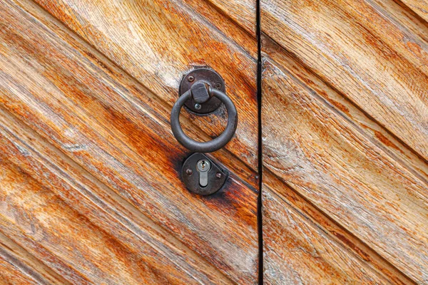 鍵付きの木製のドア ハンドル付きの閉じたドア — ストック写真