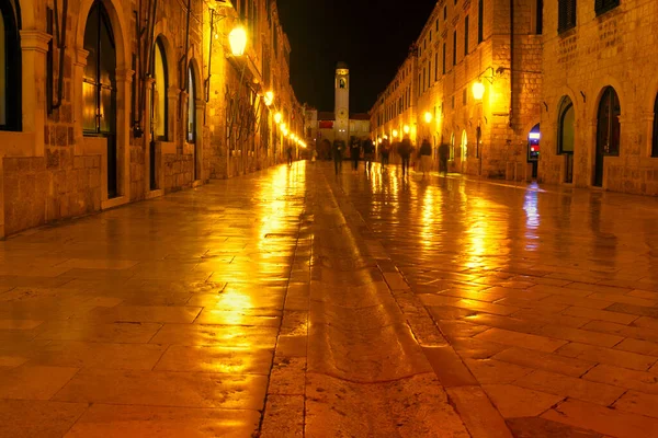 Dubrovnik Caddesinin Merkezi Aydınlandı Geceleyin Eski Bir Kasaba Caddesi — Stok fotoğraf