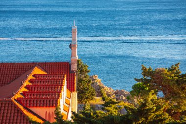 Deniz kenarındaki eski kilise. Manastır ve deniz