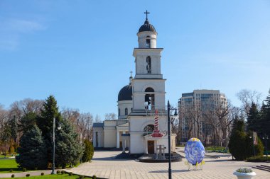 Chisinau şehir merkezi katedrali ve çan kulesi. Paskalya Şehri sokak dekorasyonu