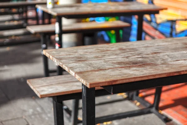 Sokak Terasının Ahşap Masaları Açık Hava Bira Restoranının Boş Masaları — Stok fotoğraf