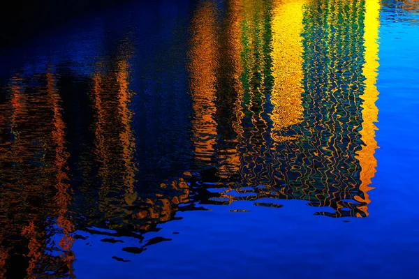 Skyskrapa Reflektion Vattnet Reflekterad Byggnad Ljusa Färger — Stockfoto