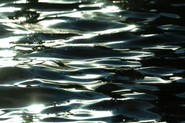 Ragyogó Vízhullámok Vízfelület Napfénnyel — Stock Fotó