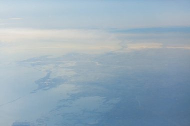 Dünya 'nın hava görüntüsü. Kıyı üzerinde uçuyor 